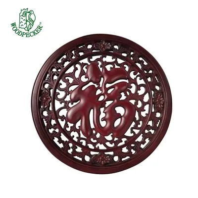 ¿Se puede combinar la decoración de madera con elementos metálicos?