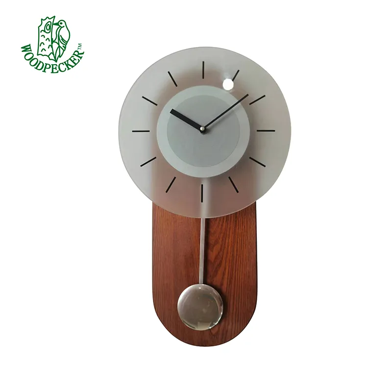 Reloj de pared con péndulo